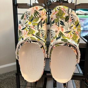 Vera Bradley Crocs. Size 9 Womens.